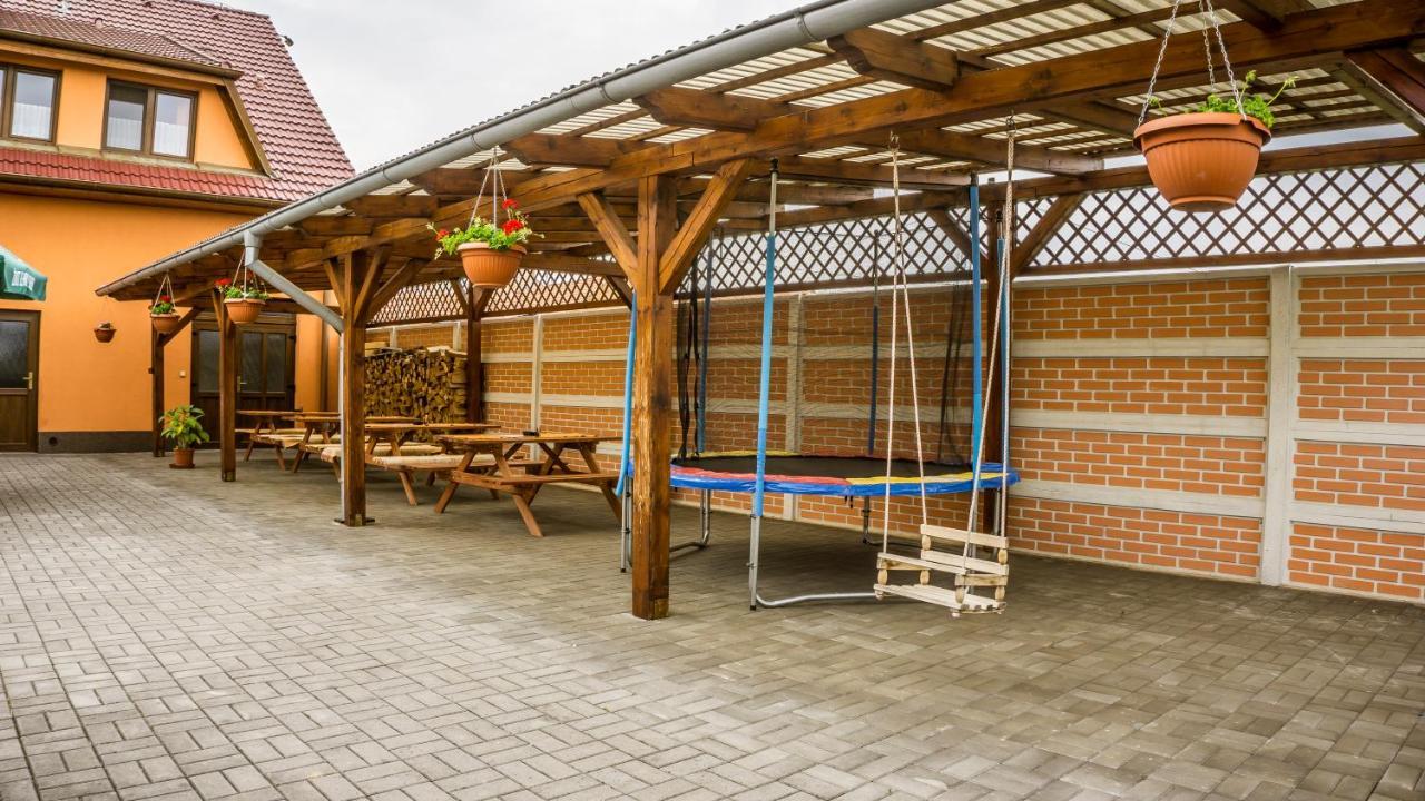 Penzion s restaurací na Furhaple Šakvice Exterior foto